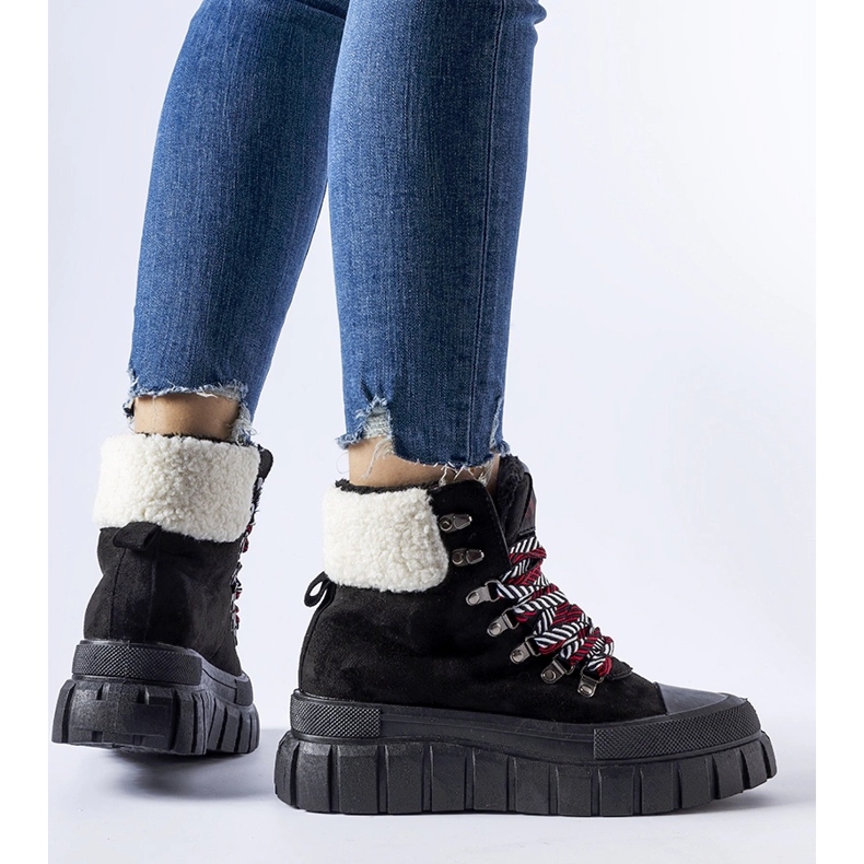 Fekete szigetelt tornacipő az Ottiol platformon 1