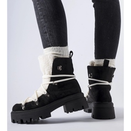 Fekete munkáscsizma díszítőnyelvvel Perugiából 1