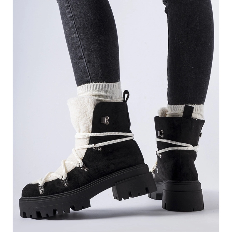 Fekete munkáscsizma díszítőnyelvvel Perugiából 1