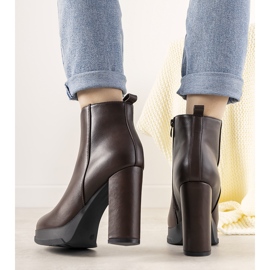 Klasszikus női barna bokacsizma a Feria oszlopon 1