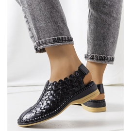 Fekete áttört szandál a Carvalho cégtől 1