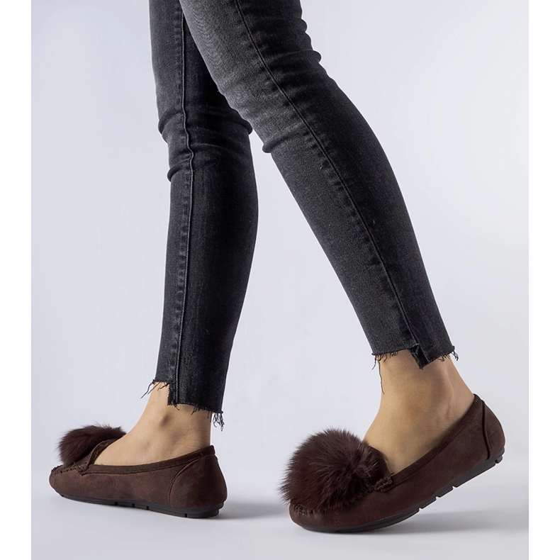 Barna színű hőszigetelt papucs Marchetti pomponnal 1