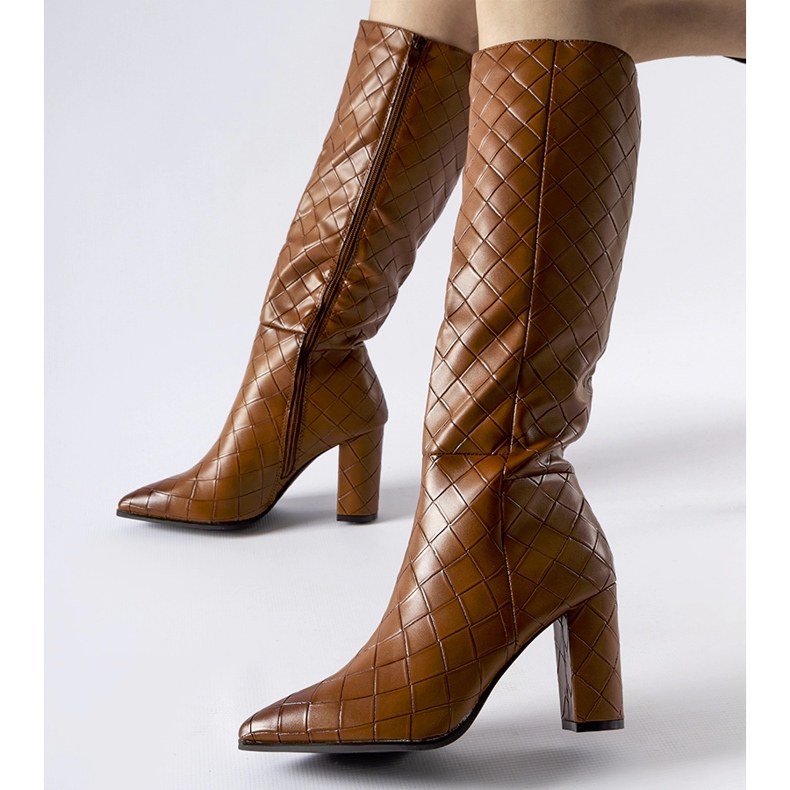 Barna csizma Brannon foltvarrással díszítve 1