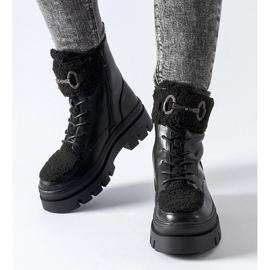 Fekete szigetelt munkáscsizma Highland csattal 1