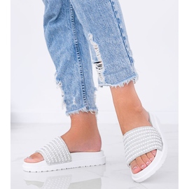 Trisha gazdagon díszített fehér papucsát 1