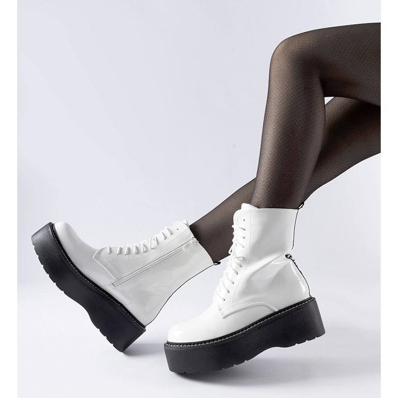 Fehérre lakkozott munkások a Leos platformon 1