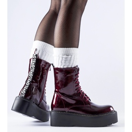 Bordó szabadalmi munkások a Leos platformon piros 1