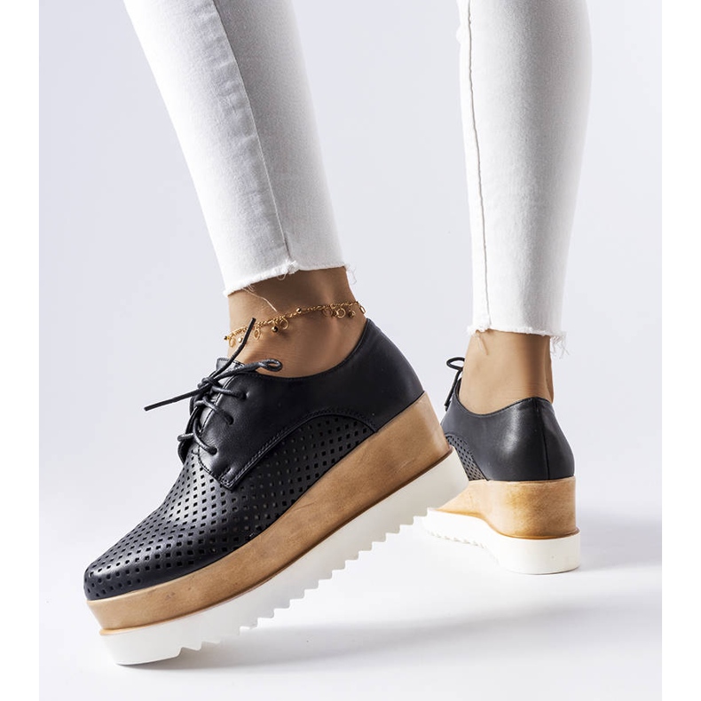 Fekete áttört cipő Laurent márka 2