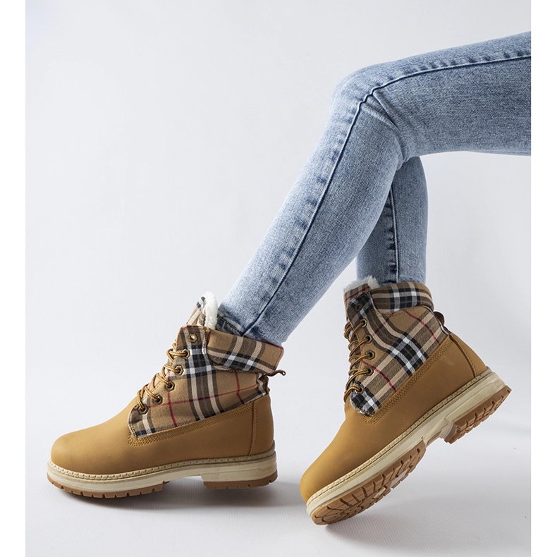 Barna csizma Dino ráccsal díszítve 1 Barna csizma Dino ráccsal díszítve 1