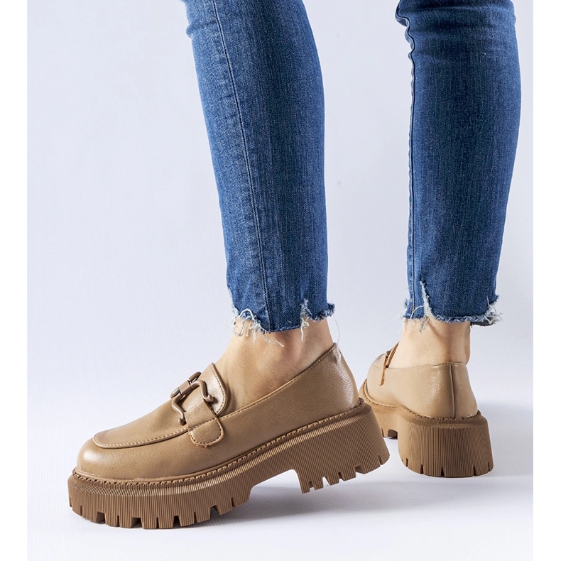 Cava csattal díszített bézs mokaszin 1