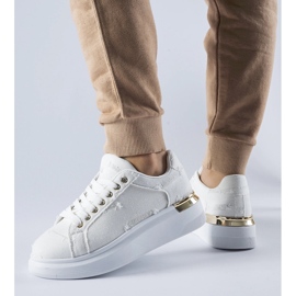 Fehér tornacipő az Osson platformon 1