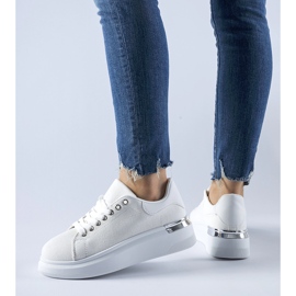 Fehér tornacipők a Scuderlando platformon 1