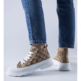 Barna tornacipő Terenzio monogrammal díszítve bézs 1