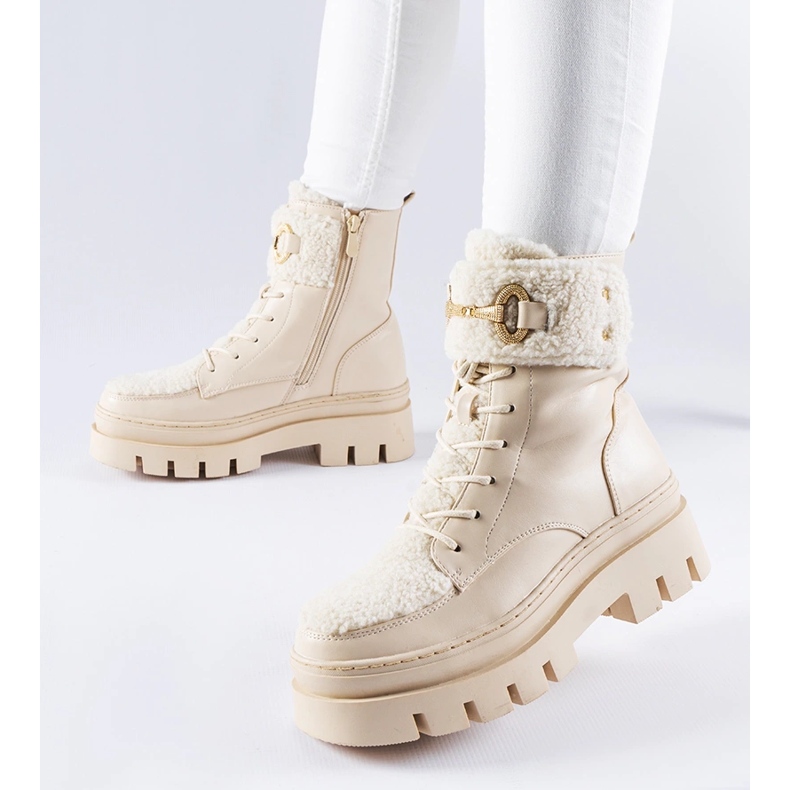 Bézs színű hőszigetelt munkáscsizma felvidéki csattal 1