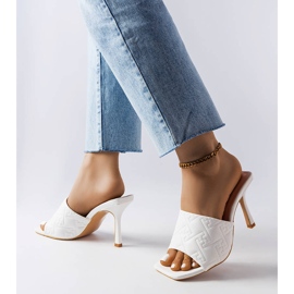 Fehér elegáns sarkú szandál a Cambrina márkától 1