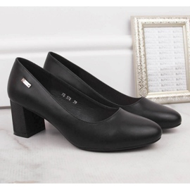 Fekete pumpák egy dekoratív oszlopon a Sergio Leone-tól 2