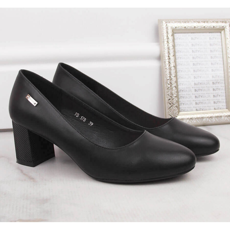 Fekete pumpák egy dekoratív oszlopon a Sergio Leone-tól 2