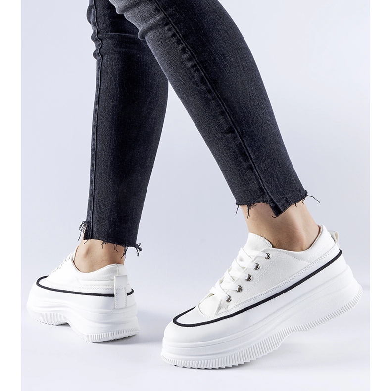 Fehér tornacipő a Plesio platformon 1 Fehér tornacipő a Plesio platformon 1