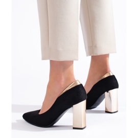 Fekete velúr szivattyúk az oszlopon 1