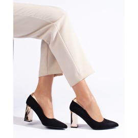 Fekete velúr szivattyúk az oszlopon 2