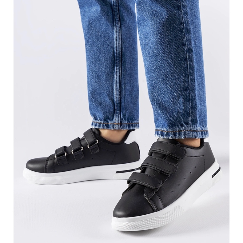 Fekete tornacipő tépőzárral a Parétól 1