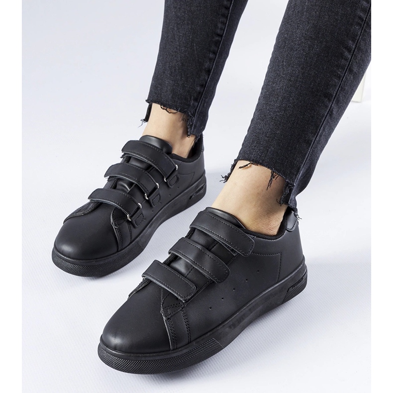 Fekete tornacipő tépőzárral a Parétól 1