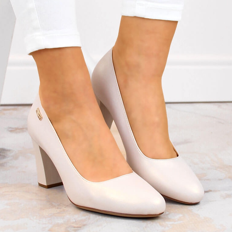 Bézs színű gyöngypumpák a Sergio Leone dekoratív oszlopán 2 Bézs színű gyöngypumpák a Sergio Leone dekoratív oszlopán 2