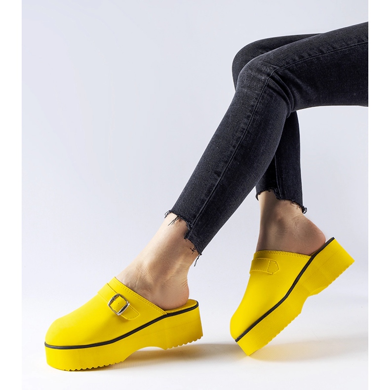 Sárga klumpa csúszik a Lang platformon 1