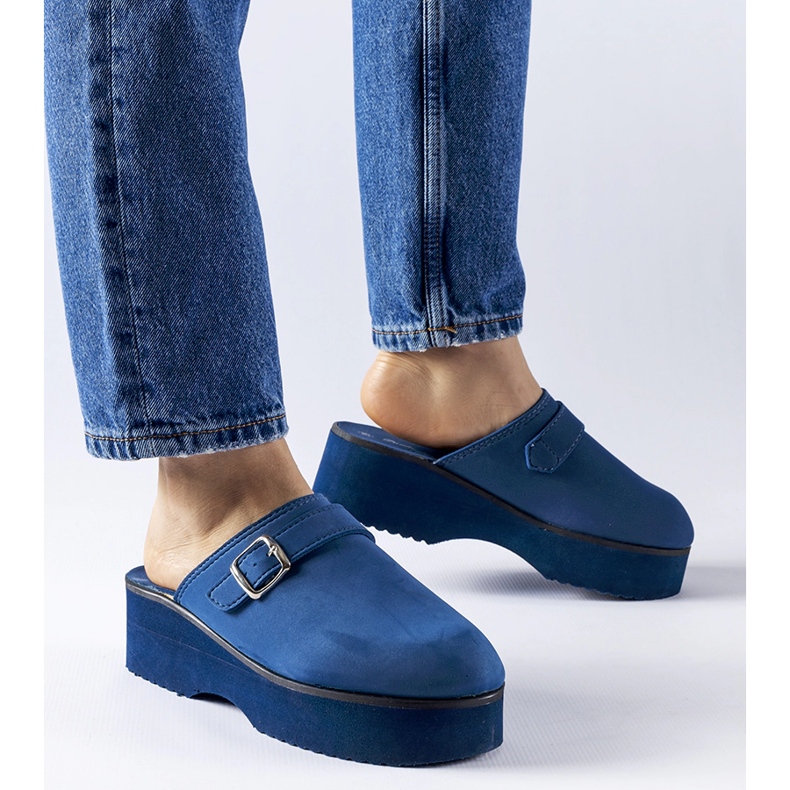 Sötétkék klumpacsúszdák a Lang platformon 1