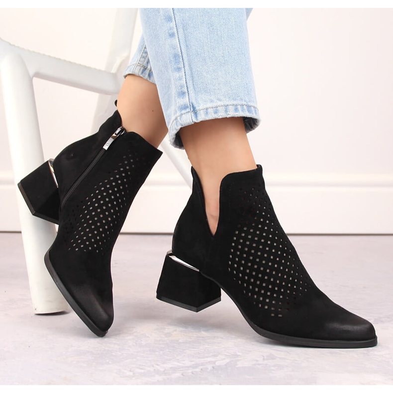 Velúr női áttört magas sarkú csizma, fekete Potocki SZ12356 1