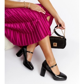 Cher fekete lakkozott sarokpumpák 1