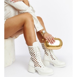 Visalia fehér, áttört magas sarkú csizma 1