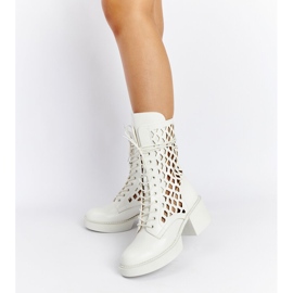 Visalia fehér, áttört magas sarkú csizma 2