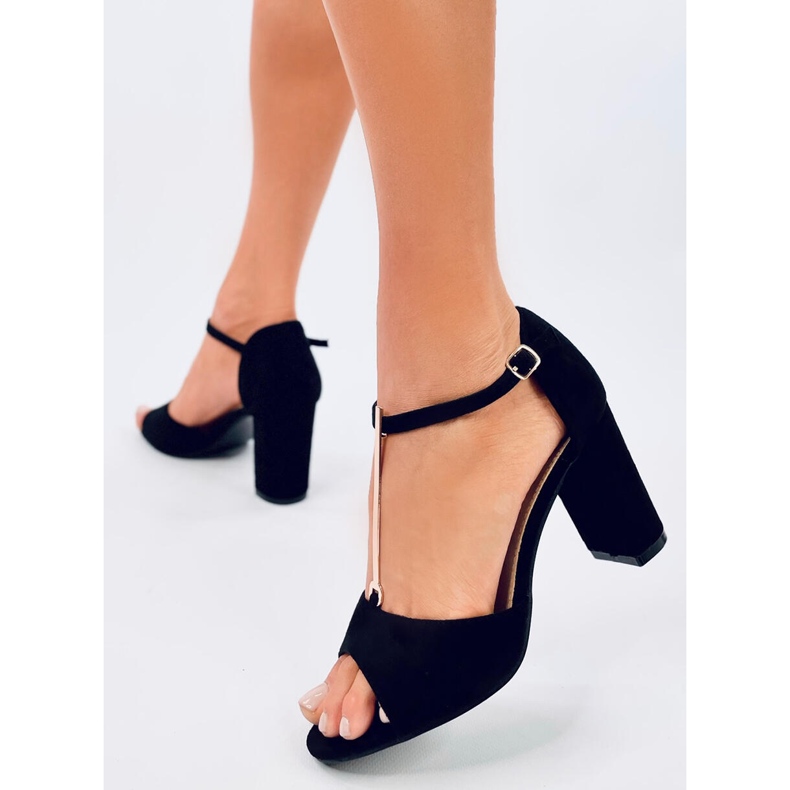 Ferdi Fekete magas sarkú szandál arany díszítéssel 2