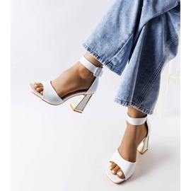 Marlens fehér blokk szandál 1