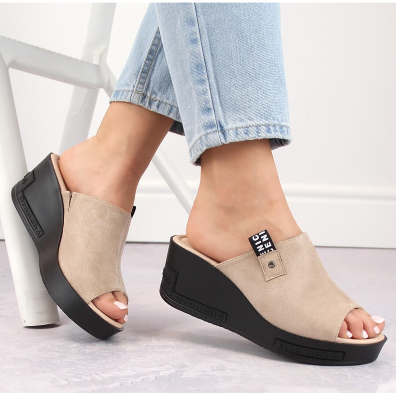 Bézs színű női velúr ékpapucs Vinceza 58291 1