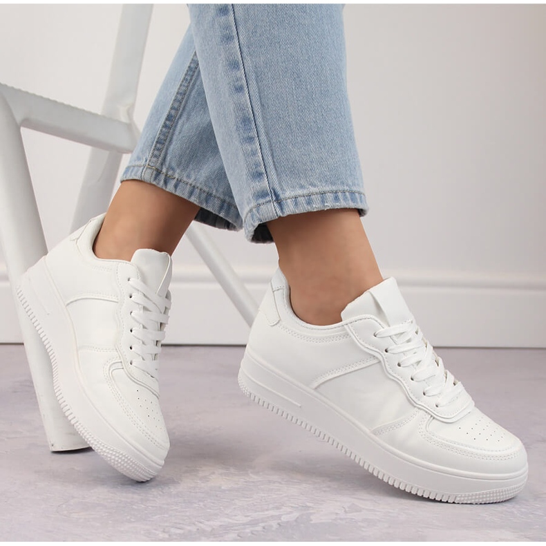 Fehér fűzős sportcipő Potocki 16312 1