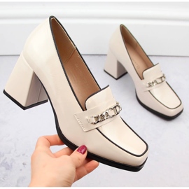 Női lakkcipő dekoratív sarokkal, bézs Potocki 12322 1