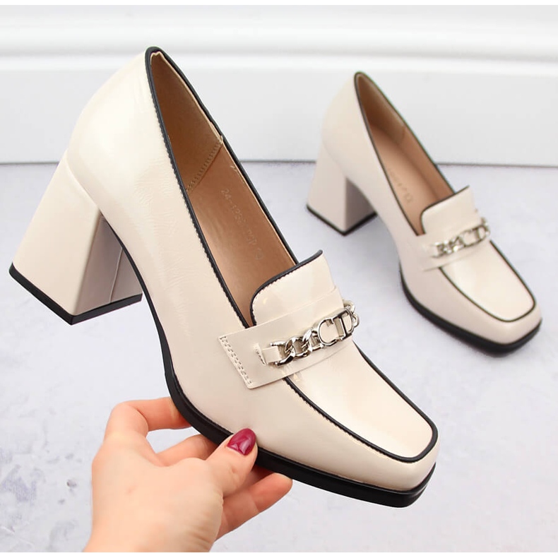 Női lakkcipő dekoratív sarokkal, bézs Potocki 12322 1