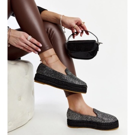 Ezüst fonallal díszített fekete espadrillák a Havin cégtől 1