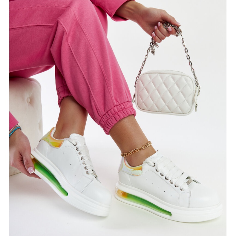 Fehér tornacipő a GOE NN2N4029 platformon 1