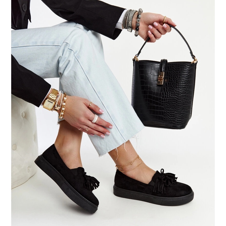 Az Adaldrida márka fekete, bojtos cipői 1