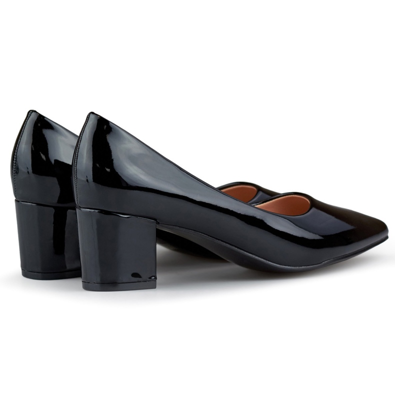 Patent fekete hegyes orrú pumpák alacsony sarokkal 1