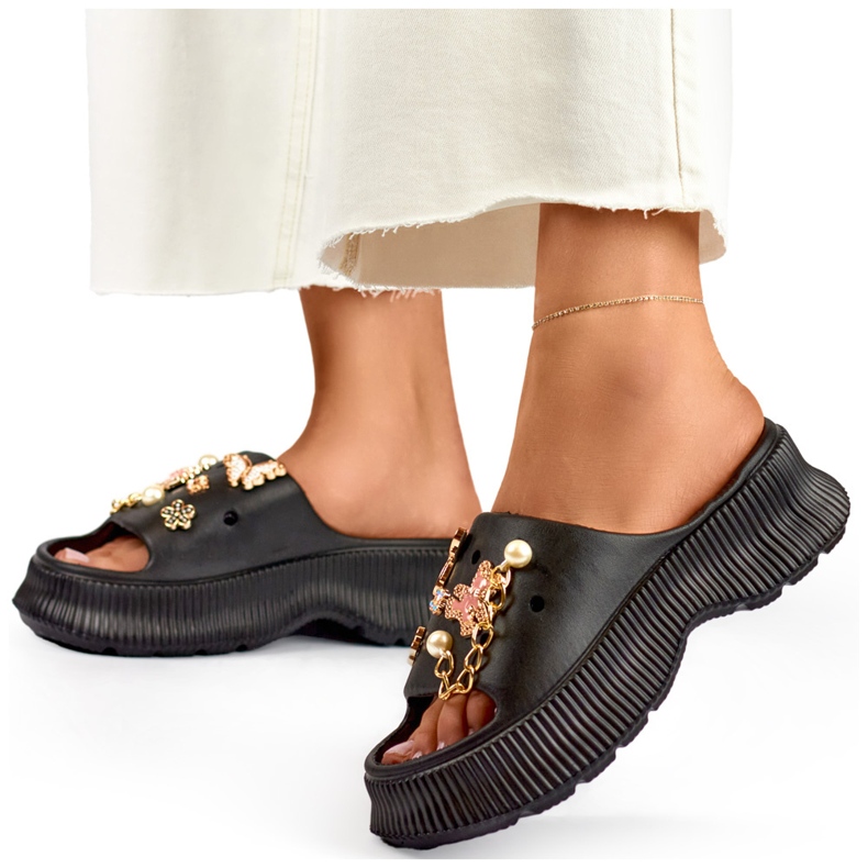 Női fekete gumi papucsok díszítéssel 1