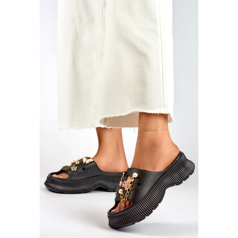 Női fekete gumi papucsok díszítéssel 2