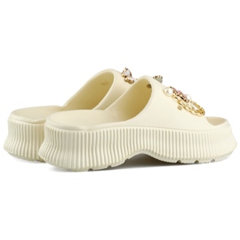 Női bézs színű gumi papucsok díszítéssel 1