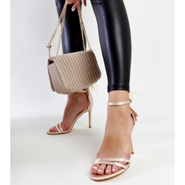 Bézs szandál tollas Adalgisio 1