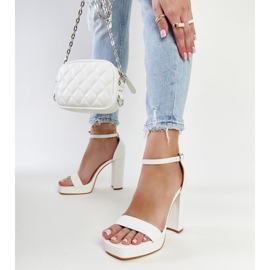 Fehér Nariman magas sarkú szandál 1