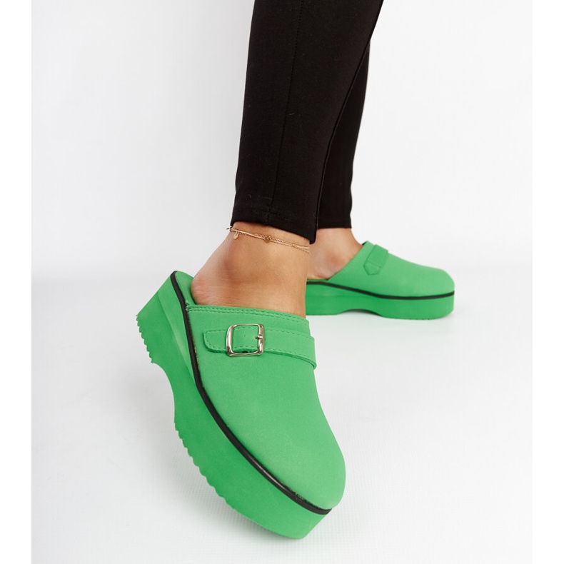 Zöld klumpa csúszik a Lang platformon 2