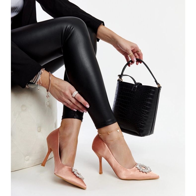 Bézs színű magassarkú szatén bevonattal és Susegana strasszokkal 1